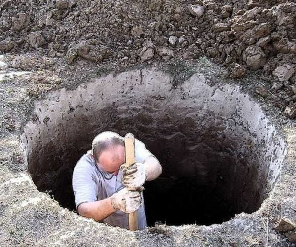 Ein Loch unter einen Brunnen graben