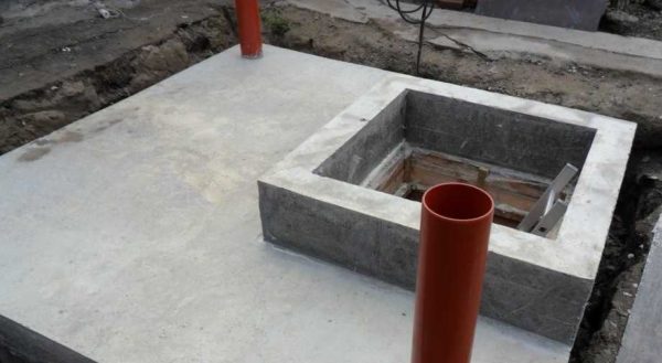 Įėjimo į rūsį kraštas pagamintas iš betono vietoje