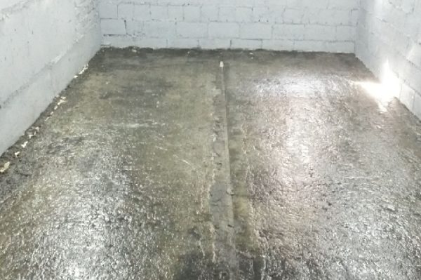 Após duas camadas de impregnação de concreto, o piso não fica empoeirado