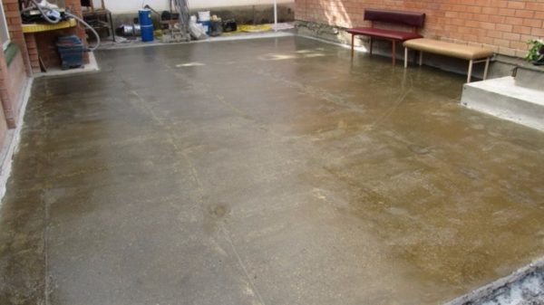 Impregnação com epóxi para despoeiramento de pisos de garagem