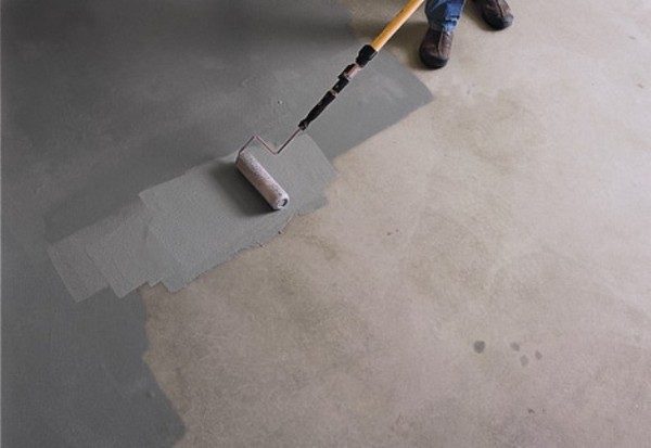 A tinta para concreto removerá simultaneamente a poeira, dará uma aparência atraente e reduzirá a absorção de umidade