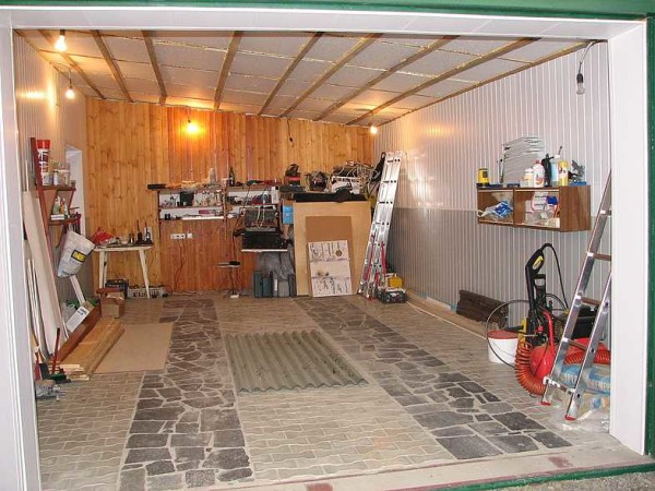 הרצפה במוסך עשויה לוחות ריצוף, מתחת לגלגלים מונחות לוחות גרניט טבעיים
