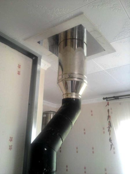 Décalage du tuyau pour le passage au plafond