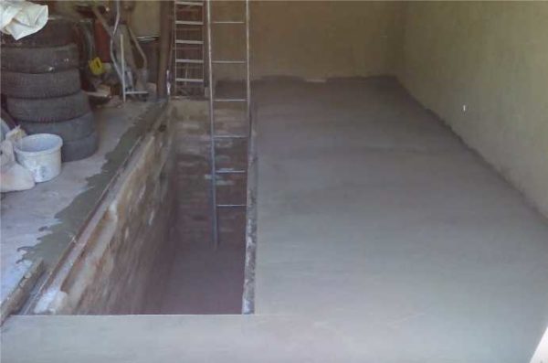 Derramando o chão na garagem - o nível de concreto na borda superior do canto