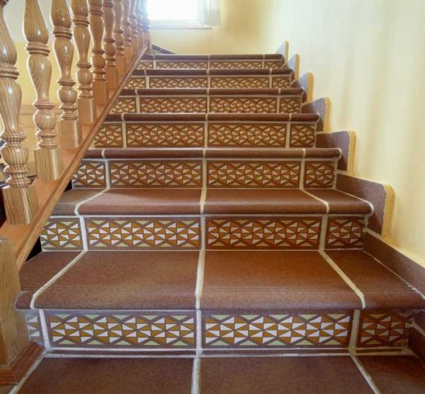 Một cầu thang với đồ đá sứ lát sẽ đẹp và thoải mái, dễ bảo trì