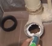 Om de installatie van een toiletpot op oud gietijzer luchtdicht te maken, kan een laag kit onder de golf worden aangebracht