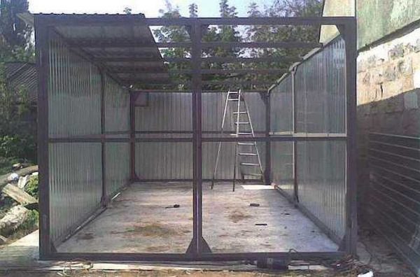 Uma estrutura para uma garagem feita de papelão ondulado é geralmente feita de um tubo perfilado ou um canto de aço