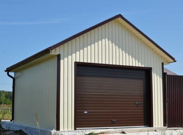 Uma garagem feita de papelão ondulado pode ser feita de forma independente