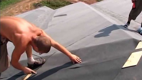 כיצד לקצץ שטיח גג