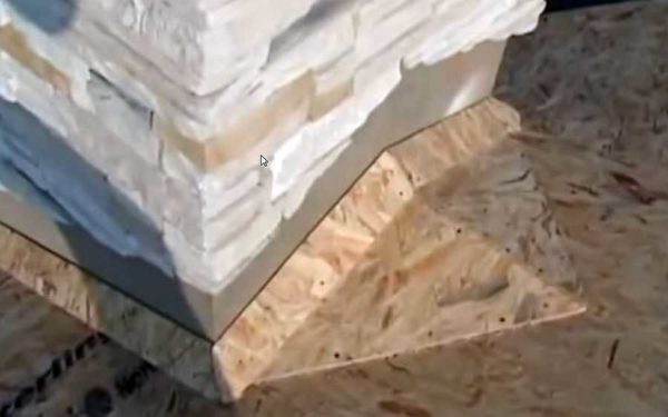 Μια αυλάκωση, η οποία είναι τοποθετημένη πίσω από έναν μεγάλο τούβλο σωλήνα
