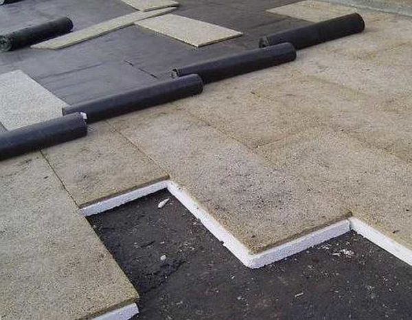 הבסיס לגג המרותך יכול להיות שטיחי צמר מינרלים קשיחים או קצף פוליסטירן בצפיפות גבוהה