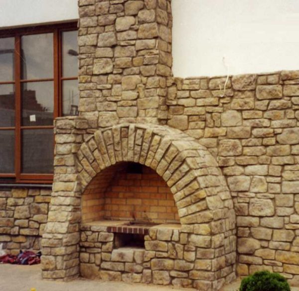 Menghadapi perapian dengan batu juga boleh dilakukan di luar rumah