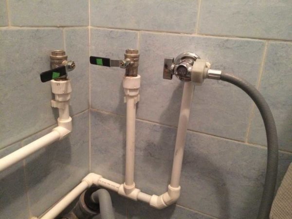 Ett exempel på ledningar av polypropen i ett badrum