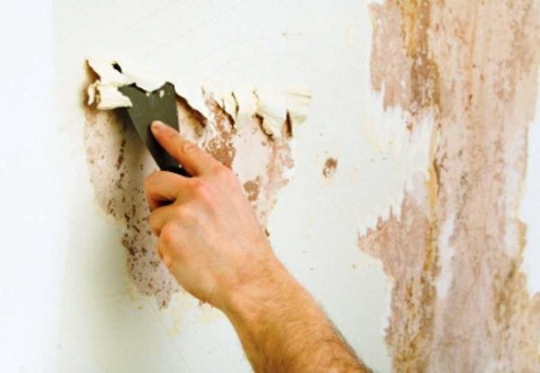 Изтриване на стара боя от стените най-често с шпатула