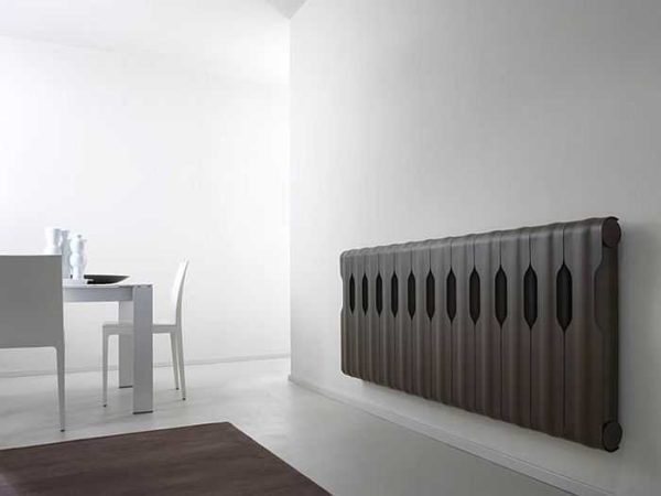 Versiune elegantă a unui ecran metalic pentru camere minimaliste și hi-tech