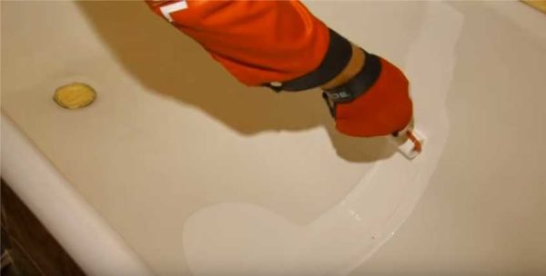 A little soil or enamel is poured into the bottom of the bathroom, roll it over the surface