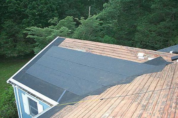 Em telhados inclinados, uma base sólida é feita sob um telhado enrolado