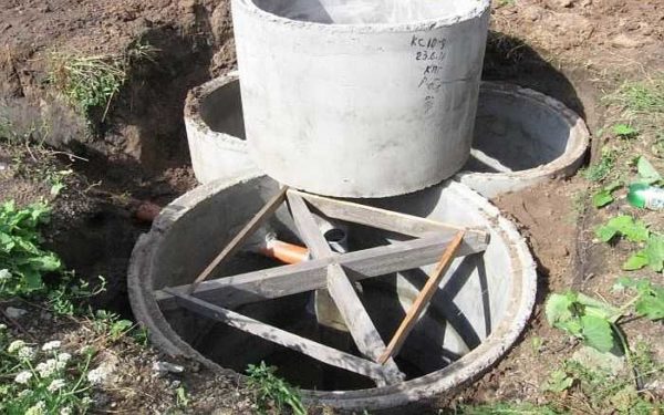Rezervor septic compact din inele de beton
