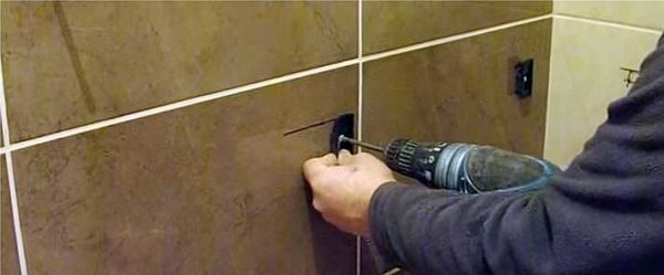 Pemasangan memasang tab mandi akrilik ke dinding