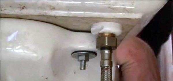 Συνδέουμε νερό στην δεξαμενή τουαλέτας