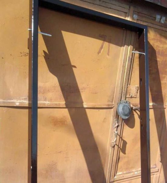 Каса на вратата за домашно изработени железни врати боядисани
