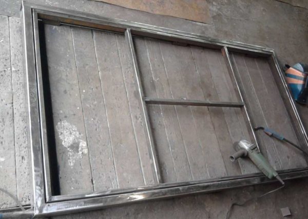 Scatola e cornice di una porta di metallo fatta in casa