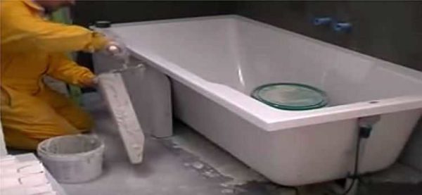 Ekrāna ieklāšana zem putu betona vannas