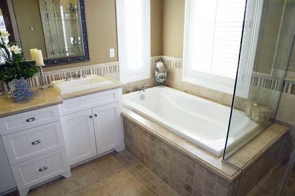 An example of a bath screen with a wide rim