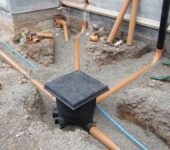 Когато инсталирате дъждовна канализация близо до къщата, по-добре е да използвате пластмасови тръби за външна употреба.