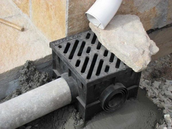 Instalação de uma entrada de água da chuva - despeje concreto e carregue com algo pesado para não espremer