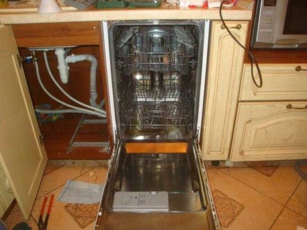 Egy példa a mosogatógép csatlakoztatására