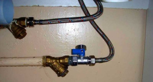 Ако постоји бесплатна дренажа воде, врло је једноставно повезати машину за прање веша са системом за довод воде - ставити филтер, на њега - црево. Све