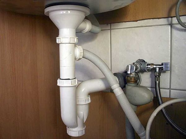 Unul dintre sifoane pentru conectarea mașinii de spălat la canalizare
