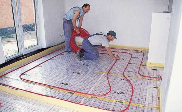 Pri inštalácii podlahy ohrievanej vodou sa používajú rúry zo zosieťovaného polyetylénu PE-X