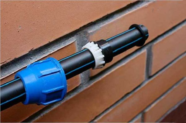 Plumbing made of polyethylene pipes is easy to assemble, easy to upgrade, and requires almost no maintenance