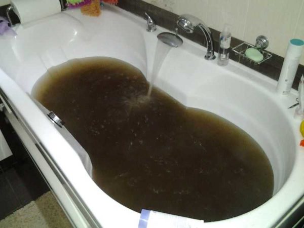 Bir apartman dairesinde tıkanmış bir kanalizasyonun sonuçları