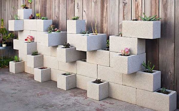 Vasos feitos de blocos de concreto