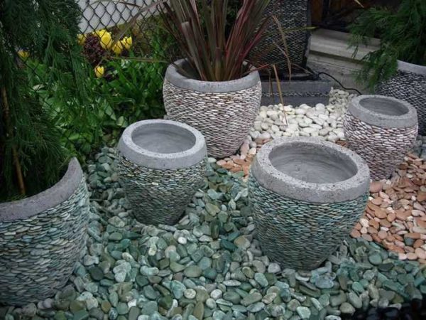 Vasos de flores feitos de concreto, acabados com pedras coloridas