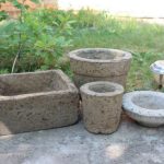 Kant-en-klare zelfgemaakte vazen ​​en potten van beton voor buitenbloemen