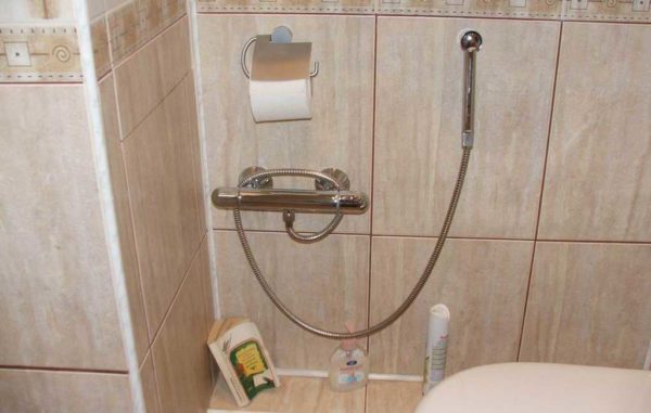 Toalettdusch med integrerad termostat
