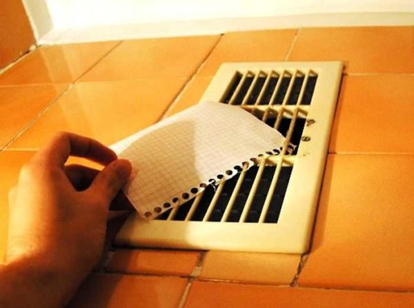 Det är enkelt att kontrollera hur bra ventilationen i badrummet fungerar