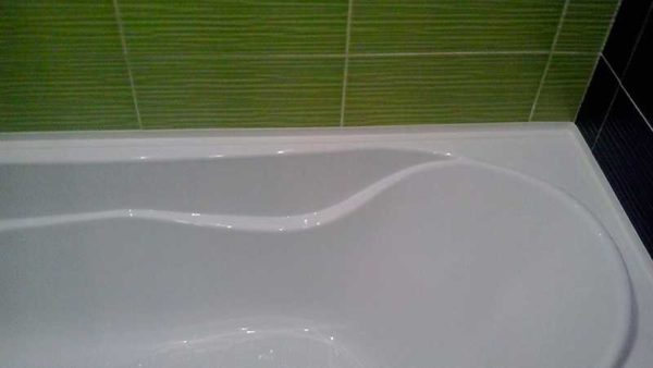 Jurang yang dirancang dengan baik antara mandi dan dinding