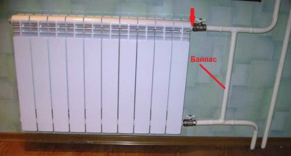 Sekiranya anda mempunyai pendawaian yang serupa (mungkin tidak ada paip di sebelah kanan), jalan pintas diperlukan. Letakkan termostat tepat di belakang radiator