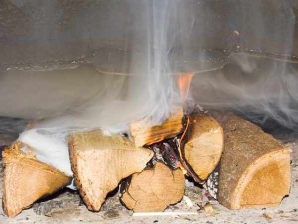 Việc sử dụng gỗ thô dẫn đến tích tụ muội than