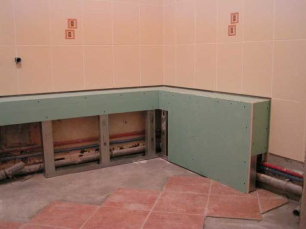 A caixa para canos no banheiro pode ser vertical ou horizontal - isso não muda a essência