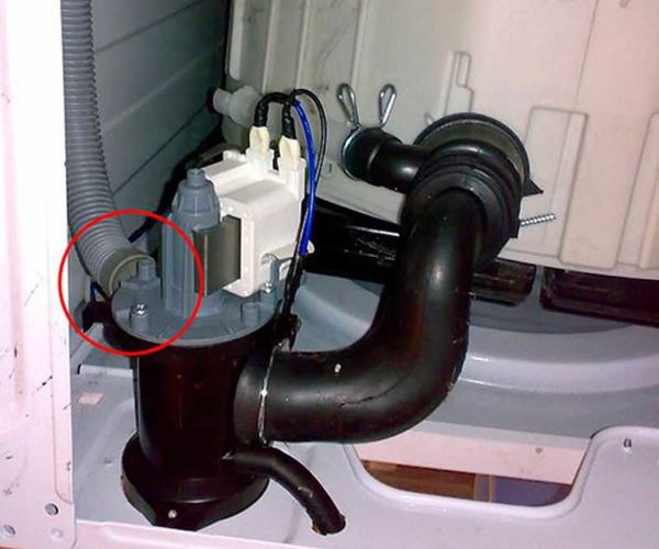 Đây là cách gắn ống thoát nước vào máy bơm trông như thế nào