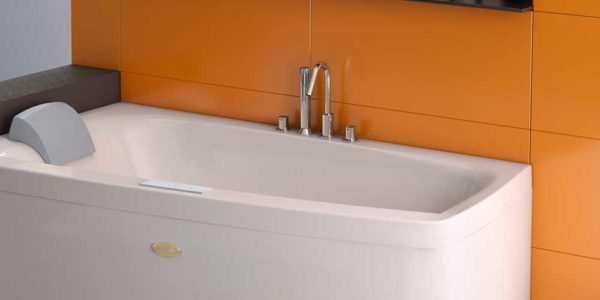 Instalar un mezclador al costado de una bañera es un nuevo método de instalación en nuestro país