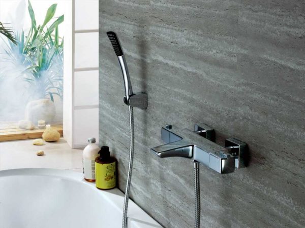 I rubinetti termostatici del bagno possono essere riconosciuti dalla loro forma caratteristica: hanno un corpo massiccio e allungato