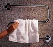 En handdukstork i badrummet är en praktisk bit