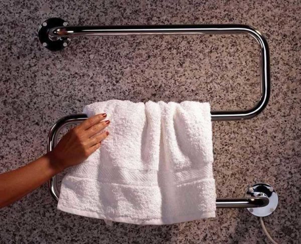 Een verwarmd handdoekenrek in de badkamer is een handig stuk